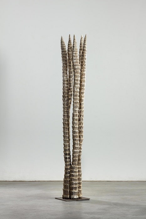 ART AT BERLIN - Klaus Hack, Fünf Türme, 2018, 2019, Eiche weiß gefasst, 189,5 x31 x32 cm, auf Eisenplatte montiert Kopie-min