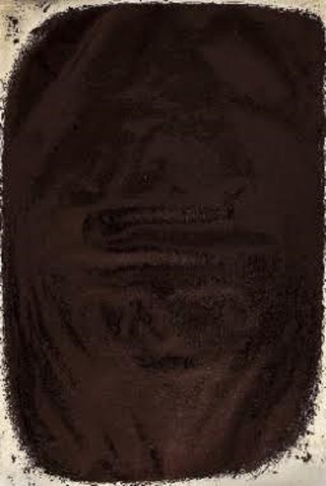 Backstage warten neue Exemplare der Taffeltschen KB.S.-Serie auf Besuch; das Kürzel referiert auf die seinerzeitige Fertigung von Kunst-Blumen in Sebnitz, einer handwerklichen Tradition im Sächsischen, in die des Künstlers Vorfahren eingebunden waren. Nicht genug damit. Auch Taffelts Bildträger sind mit Vergangenheit imprägniert: Aktendeckel, Rechnungsblöcke, Büropapiere aus dem großmütterlichen Wäscherei- und Plättbetrieb erhalten ein festigendes Grundierweiß, ehe der Künstler recht eigentlich ans Werk geht; er schneidet, faltet, knickt, falzt, klebt schmale Papierstreifen, die, als Erhebungen Reihe um Reihe gesetzt, eigenwillige Papierobjekte entstehen lassen. Dieses das Handwerkliche nie verleugnende, gleichsam hügelan, hügelab aufgereihte und mit Lücken, Leerstellen und Rillen bestückte Papierstreifengebilde hält für den genau und geduldig Schauenden vor allem eines parat: ein reichhaltiges, wundersames Lichtspiel der Abschattungen, sowohl der Kleinstelemente untereinander wie des Gefüges insgesamt. Anklänge an künstlerische Vorläuferpositionen (Zero-Bewegung beispielsweise) kommen schon n den Sinn; doch jede Generation versucht sich daran, wie denn für uns Raum und Zeit unentrinnbar Unterworfene mit künstlerischen Mitteln der Zeitlichkeit diesseits ihrer funktionalisierten, überall den Takt vorgebenden messbaren Seite beizukommen sei. Kleine, delikate Kugelschreiberzeichnungen, die jenen aus früheren Ausstellungen geläufigen größeren Formaten in nichts nachstehen, komplettieren das Taffelt-Ensemble im backstage-Kabinett. Die Fülle eines jeden Blattes verdankt sich hier der Entleerung einer Kugelschreibermine, die in der Künstlerhand nahezu obsessiv übers Papier gezogen wird, bis die zigfach übereinander gelegten Schraffuren als opake Oberfläche zum kupferfarbenen Spiegel werden, in dem das Licht diffus sich bricht und die Umgebung schemenhaft aufscheint. Wir schauen in diesen Spiegel und gewahren das Blatt als ein Gegenüber, das nicht alles preisgibt, ja mit keinem Interpretations-Löffel erschöpfend sich fassen lässt…Und wir Betrachter: Sind wir selbst denn aus einem anderen Holze? M.B. 7, 2023, Kugelschreiber, Papier, 31 x 21 cm [Abb. re.] 1955 geb. in Bautzen; 1974-80 Studium der Klinischen Psychologie an der Humboldt Universität zu Berlin; seit 1980 intensives Zeichnen; ab 1980 Tätigkeit als Psychotherapeut/Psychoanalytiker; lebt und arbeitet in Berlin Ausstellungen: 2023 tbc, Galerie Inga Kondeyne, Berlin; 2023 Century. idee bauhaus, Palais Dubniczay, Kunstmuseum House Of Arts, Veszprém [HU], Accrochage, drj art projects, Berlin; 2022 gezeichnet ǀ gedruckt ǀ geschnitten ǀ geknickt ǀ gestempelt + gekauft, Galerie Inga Kondeyne/Wichtendahl, Berlin; 2021 UPSPACE, drj art projects, Berlin; Zeichnung, Galerie Born, Projektraum Heiddorf;2019 CENTURY. – idee bauhaus, drj art projects, Berlin; 4:4, Galerie Inga Kondeyne/Wichtendahl Galerie, Berlin; 2018 objet trouvé (backstage), Galerie Inga Kondeyne, Berlin; 2017 Renotation, Galerie Inga Kondeyne, Berlin; Drawing Perfomance, Abstraction from Berlin and the United States, Galerie Inga Kondeyne/Wichtendahl Galerie, Berlin; Drawing Performance: Abstraction from Berlin and the United States, Seward ((Nebraska, USA), Marxhausen Gallery of Art, Concordia University Seward (USA), 2016 Drawing Performance: Abstraction from Berlin and the United States, Tug Boat Gallery, Lincoln (USA);; 2010 Una H. Moehrke – H. Frank Taffelt, ,Galerie Inga Kondeyne Berlin; 2009 Bleistiftkonzert, Galerie Inga Kondeyne, Berlin. Die Wichtendahl Galerie zeigt on stage: ANNETTE MEINKE-NAGY I touching Vernissage: Samstag, 09. Dezember 2023, 15:00 bis 18:00 Uhr Ausstellungsdaten: Samstag, 09. Dezember 2023 - Samstag, 20. Januar 2024 <a
	href=""
		id="ait-sc-button-1"
	class="ait-sc-button align"left"  buticon-left    simple"
	style="width:"190px";background-color:"#030303"; border-color:"#030303";"
>
	<span class="container">
		<span class="wrap">

			
						<span class="text" style="text-align:center;">
								<span class="title" style="color:"#ffffff";">
					"Zur				</span>
											</span>
			
					</span>
	</span>
</a>
 Bildunterschrift Titelbild: KB.S. Nr. 31.1., 2023, gefaltetes Papier, Grundierweiß, Bleistift, Aquarellblock, 25,9 x 30 x 1,8 cm, Ausstellung H.Frank Taffelt – Galerie Inga Kondeyne | Zeitgenössische Kunst in Berlin | Contemporary Art | Ausstellungen Berlin Galerien | ART at Berlin