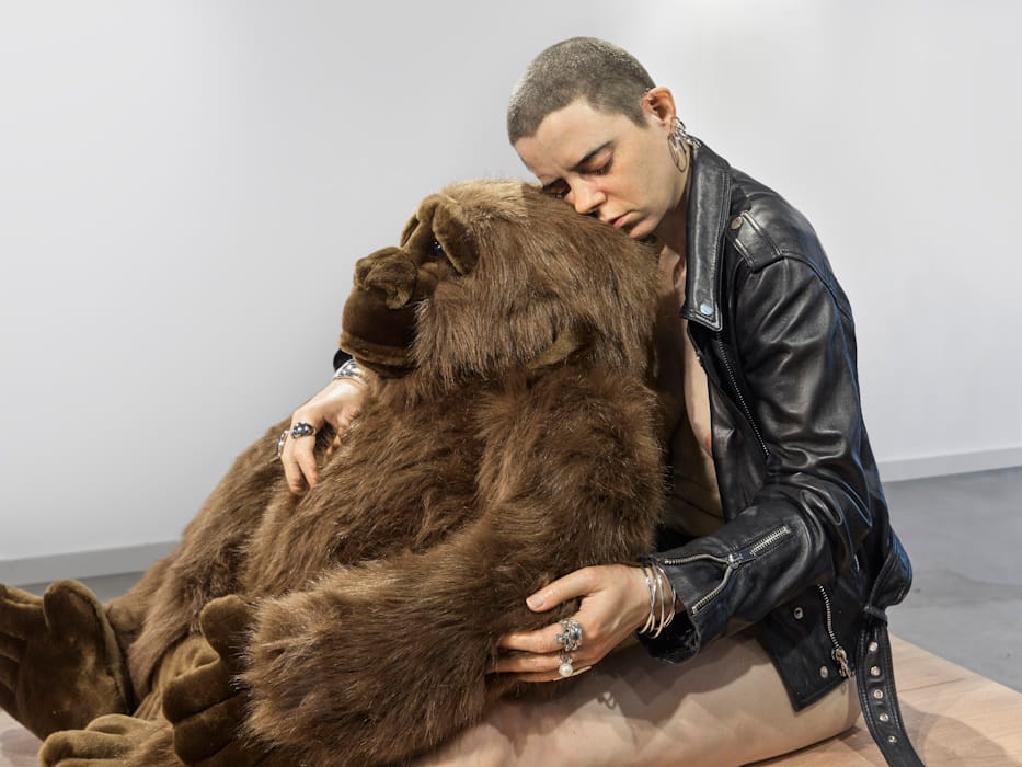 DEEDS-NEWS-CSR-ART-MK-Kaehne-Jeanne-mit-Gorilla-Foto-Eric-Tschernow