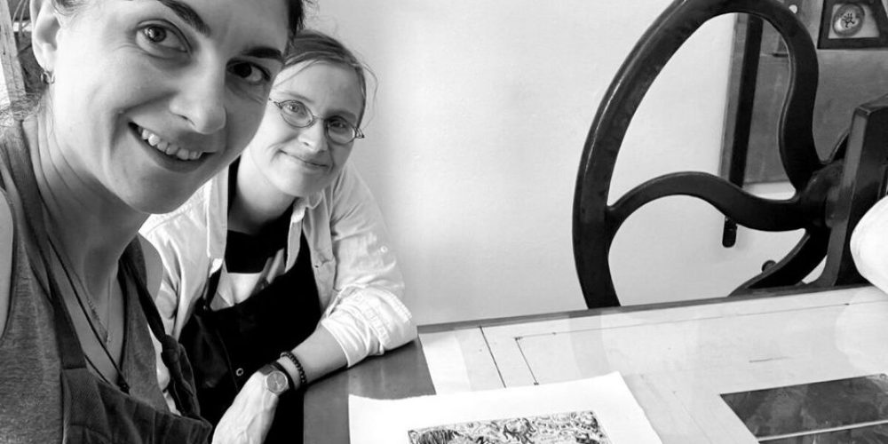 Gowara Minsa + Simona Soare + Gäste | Empfangen. Gedruckt. Gesendet | Galerie Inga Kondeyne | 13.12.2025–24.01.2026