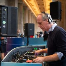 NEWS ++ Kolonnaden-Bar öffnet auch 2026 – Sommerfestival by Vagabund bringt Musik, Kultur und Vielfalt auf die Museumsinsel Berlin | 10.06.-30.08.2026