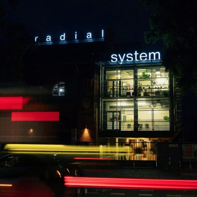 NEWS ++ Ein neues Licht im Berliner Stadtraum: Mischa Kuballs Licht-Intervention am Radialsystem