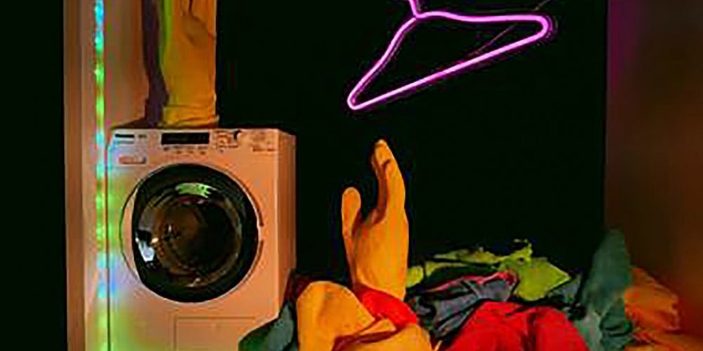 NEWS ++ und samstags staubsaugen | Dokumentarisches Objekttheater von Josephine Hock | Schaubude Berlin | 23.02.-25.02.2023