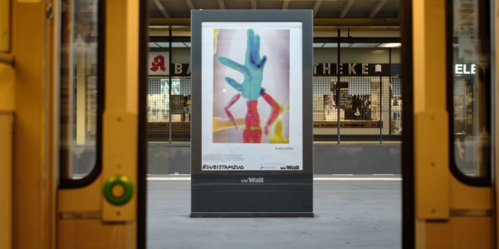 NEWS ++ Berlin wird zur Galerie. Bleibt die Frage: Wo hängen die Plakate? Projekt „DU BIST AM ZUG“ startet | 17.07.2024