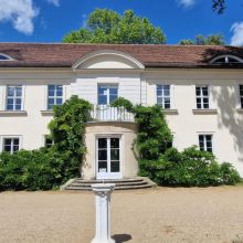 NEWS ++ Open-Air-Kino in Sacrow: Start der Filmreihe „AugenBlicke im Schloss“ | 30.05.2025